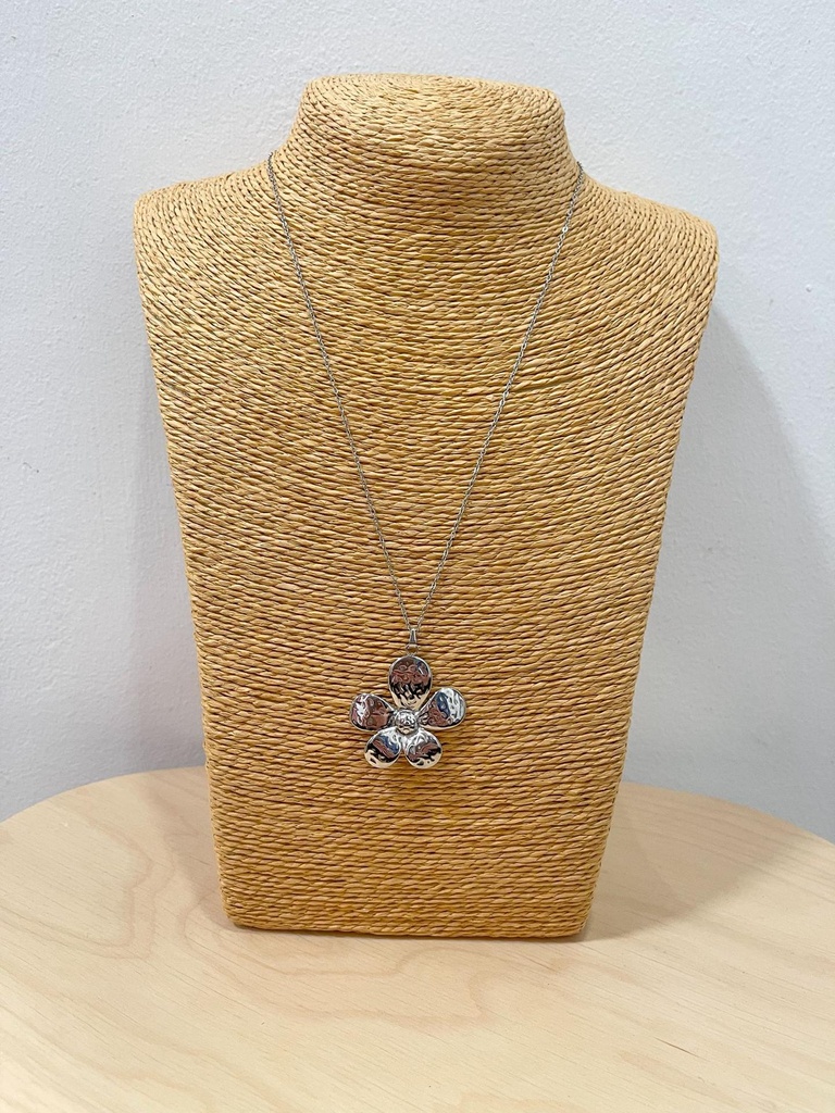 Collar flor plateado