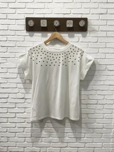[1000243] Camiseta Con Tachuelas